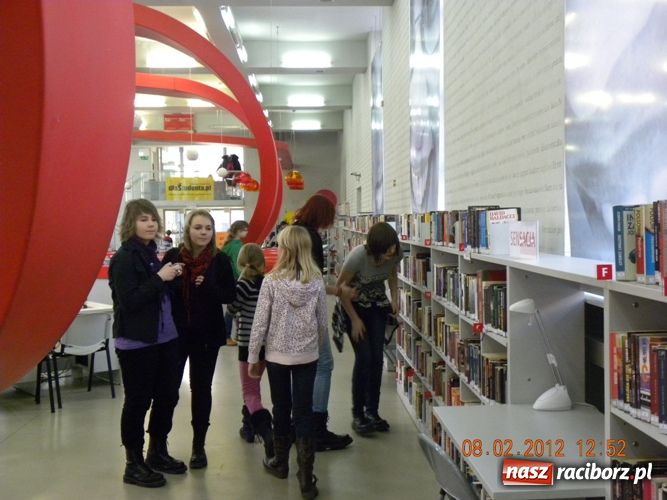 Zdjęcie w galerii na portalu naszraciborz.pl: Zwiedzili Mediatekę i Humanitarium wiadomości z regionu