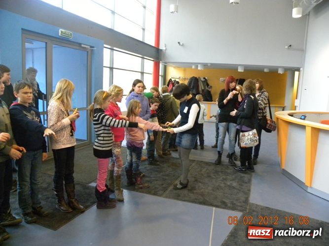 Zdjęcie w galerii na portalu naszraciborz.pl: Zwiedzili Mediatekę i Humanitarium wiadomości z regionu