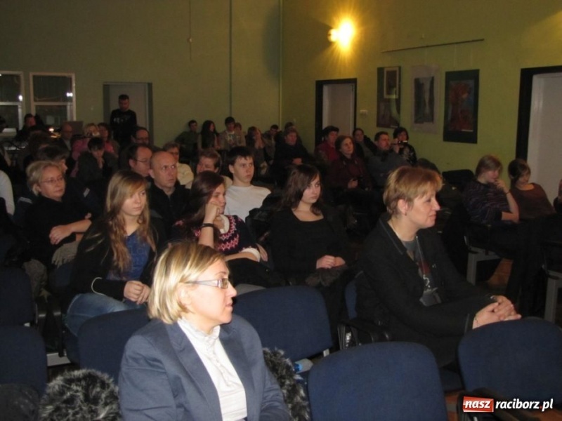 Zdjęcie w galerii na portalu naszraciborz.pl: Wielki finał wokalny w MDK wiadomości z regionu