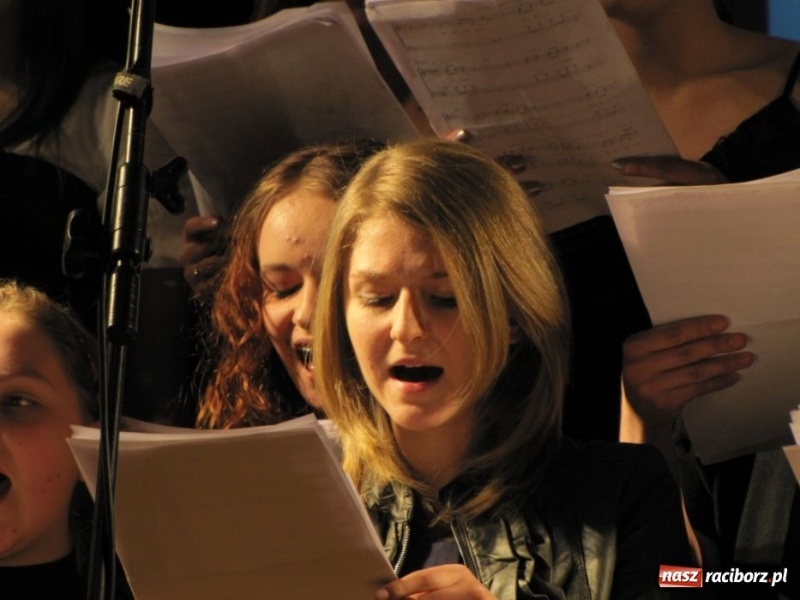 Zdjęcie w galerii na portalu naszraciborz.pl: Wielki finał wokalny w MDK wiadomości z regionu
