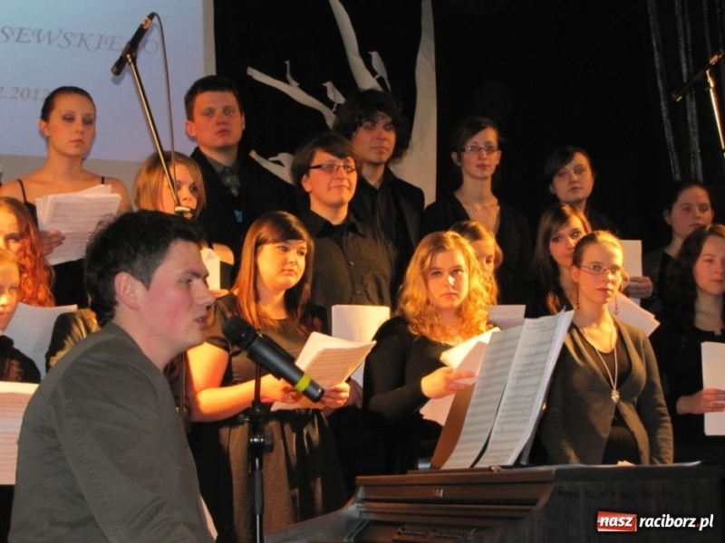 Zdjęcie w galerii na portalu naszraciborz.pl: Wielki finał wokalny w MDK wiadomości z regionu