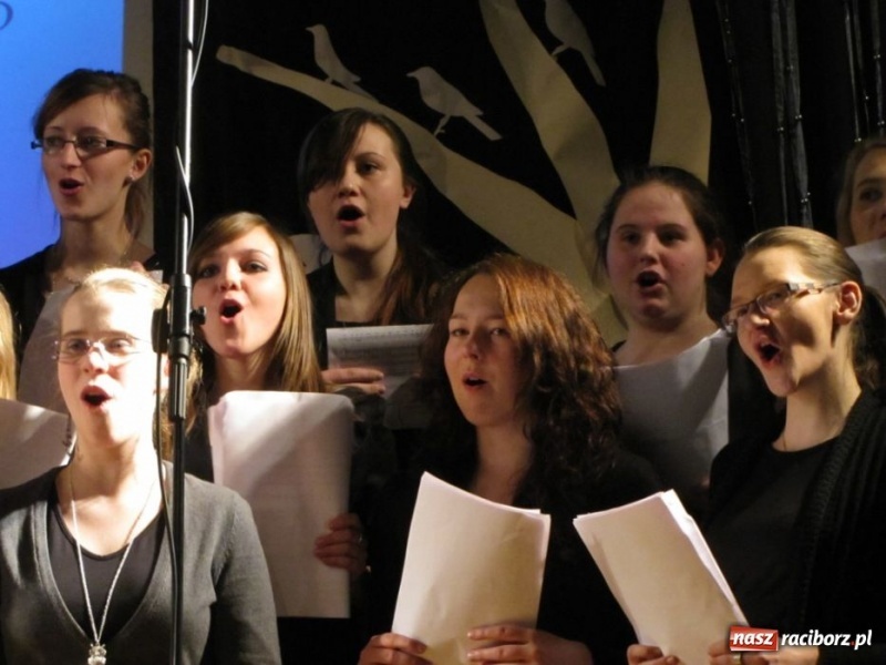 Zdjęcie w galerii na portalu naszraciborz.pl: Wielki finał wokalny w MDK wiadomości z regionu