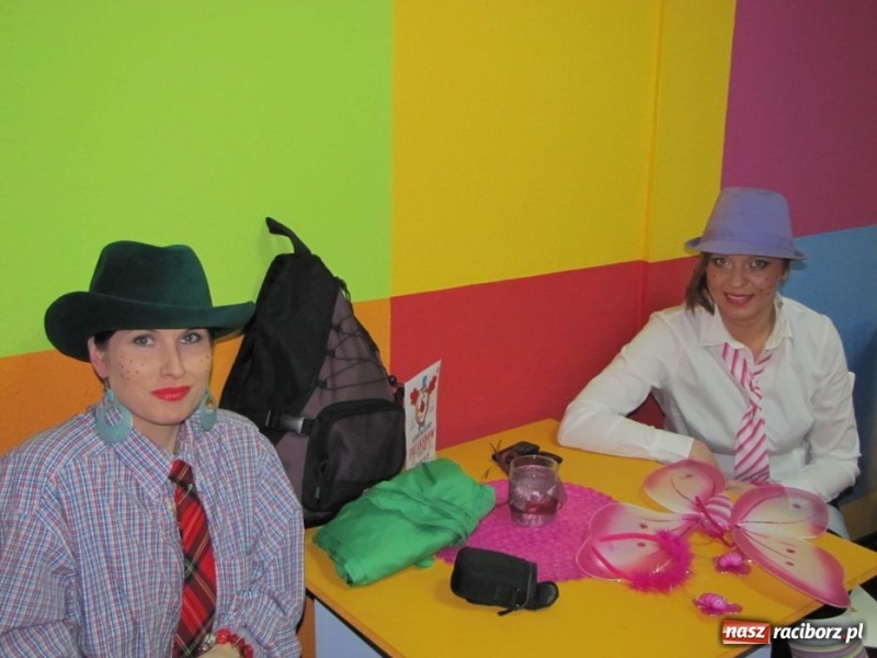 Zdjęcie w galerii na portalu naszraciborz.pl: Kolorowy bal przebierańców na finał ferii wiadomości z regionu