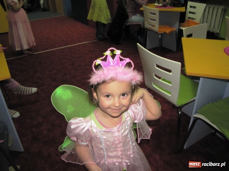Zdjęcie w galerii na portalu naszraciborz.pl: Kolorowy bal przebierańców na finał ferii wiadomości z regionu
