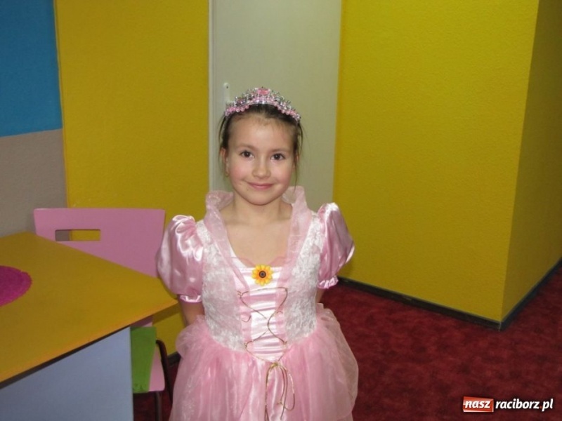 Zdjęcie w galerii na portalu naszraciborz.pl: Kolorowy bal przebierańców na finał ferii wiadomości z regionu