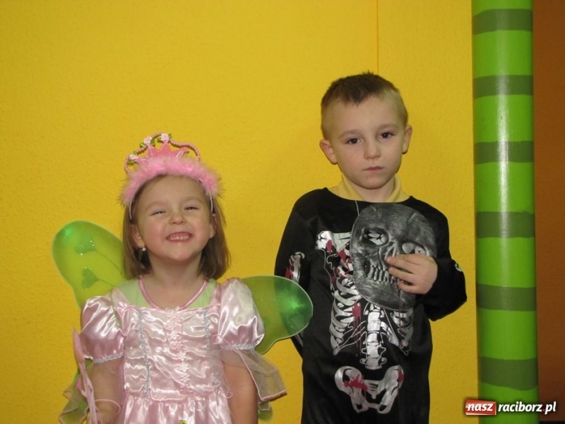 Zdjęcie w galerii na portalu naszraciborz.pl: Kolorowy bal przebierańców na finał ferii wiadomości z regionu