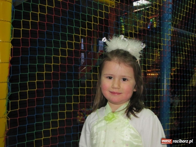 Zdjęcie w galerii na portalu naszraciborz.pl: Kolorowy bal przebierańców na finał ferii wiadomości z regionu