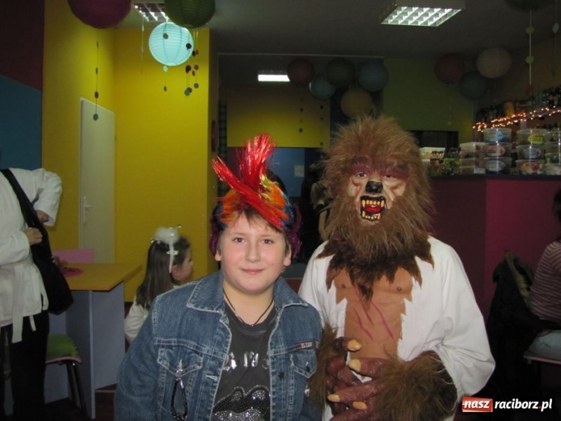 Zdjęcie w galerii na portalu naszraciborz.pl: Kolorowy bal przebierańców na finał ferii wiadomości z regionu