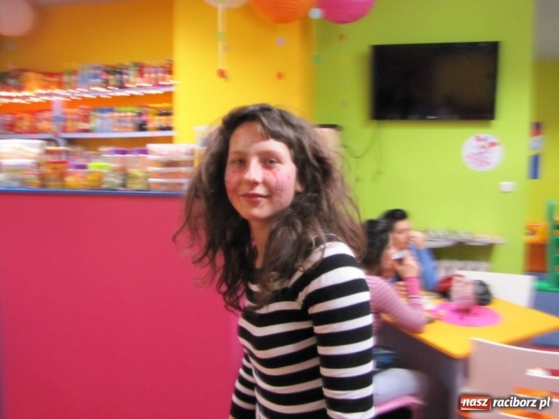 Zdjęcie w galerii na portalu naszraciborz.pl: Kolorowy bal przebierańców na finał ferii wiadomości z regionu