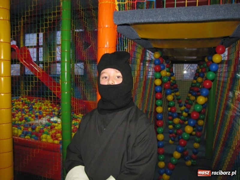 Zdjęcie w galerii na portalu naszraciborz.pl: Kolorowy bal przebierańców na finał ferii wiadomości z regionu