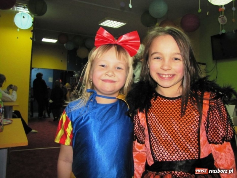 Zdjęcie w galerii na portalu naszraciborz.pl: Kolorowy bal przebierańców na finał ferii wiadomości z regionu