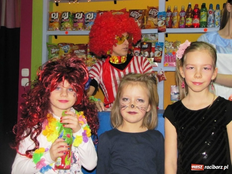 Zdjęcie w galerii na portalu naszraciborz.pl: Kolorowy bal przebierańców na finał ferii wiadomości z regionu