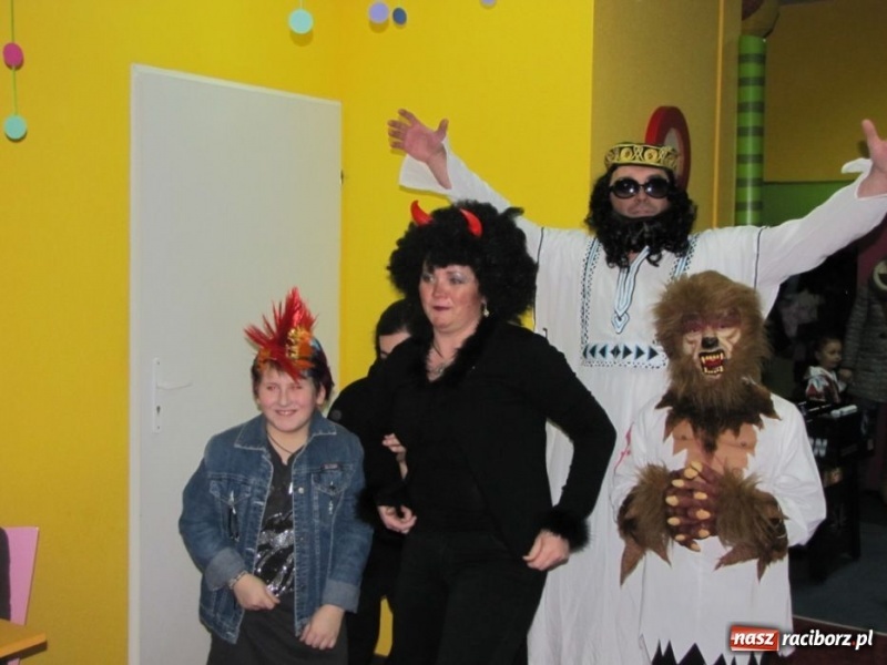 Zdjęcie w galerii na portalu naszraciborz.pl: Kolorowy bal przebierańców na finał ferii wiadomości z regionu