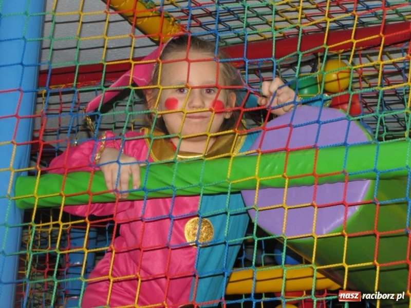 Zdjęcie w galerii na portalu naszraciborz.pl: Kolorowy bal przebierańców na finał ferii wiadomości z regionu