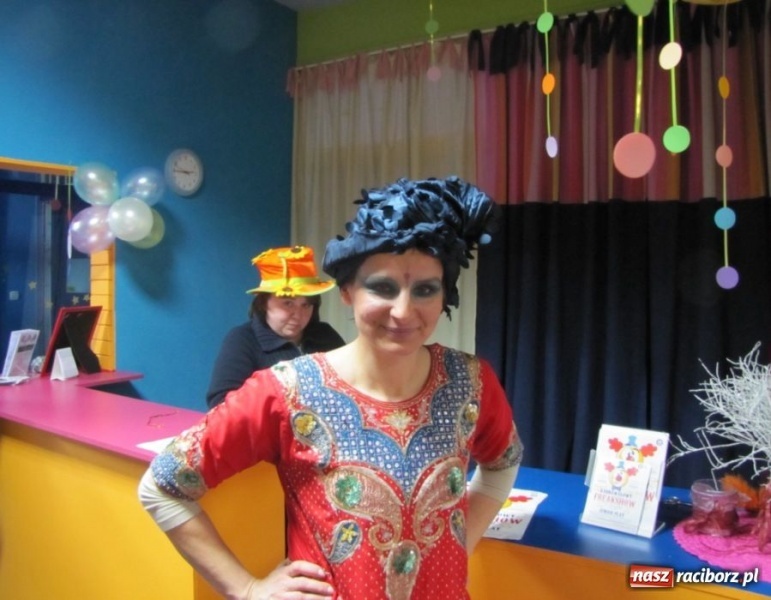 Zdjęcie w galerii na portalu naszraciborz.pl: Kolorowy bal przebierańców na finał ferii wiadomości z regionu