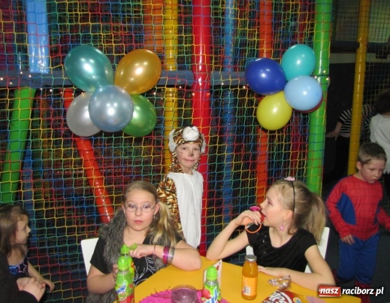 Zdjęcie w galerii na portalu naszraciborz.pl: Kolorowy bal przebierańców na finał ferii wiadomości z regionu