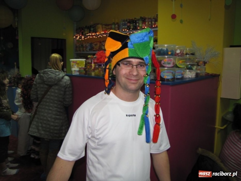 Zdjęcie w galerii na portalu naszraciborz.pl: Kolorowy bal przebierańców na finał ferii wiadomości z regionu