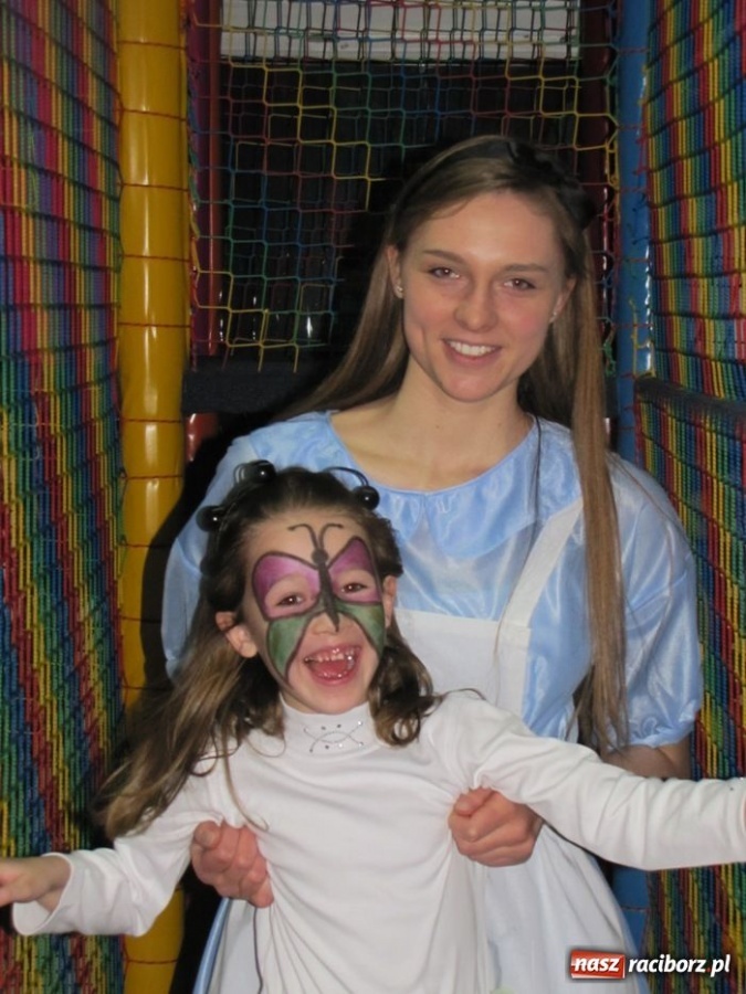 Zdjęcie w galerii na portalu naszraciborz.pl: Kolorowy bal przebierańców na finał ferii wiadomości z regionu