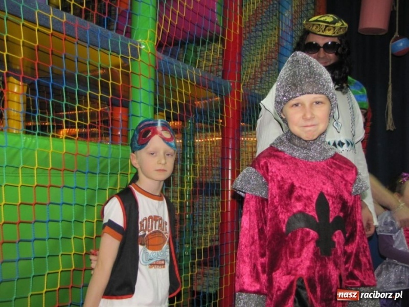 Zdjęcie w galerii na portalu naszraciborz.pl: Kolorowy bal przebierańców na finał ferii wiadomości z regionu