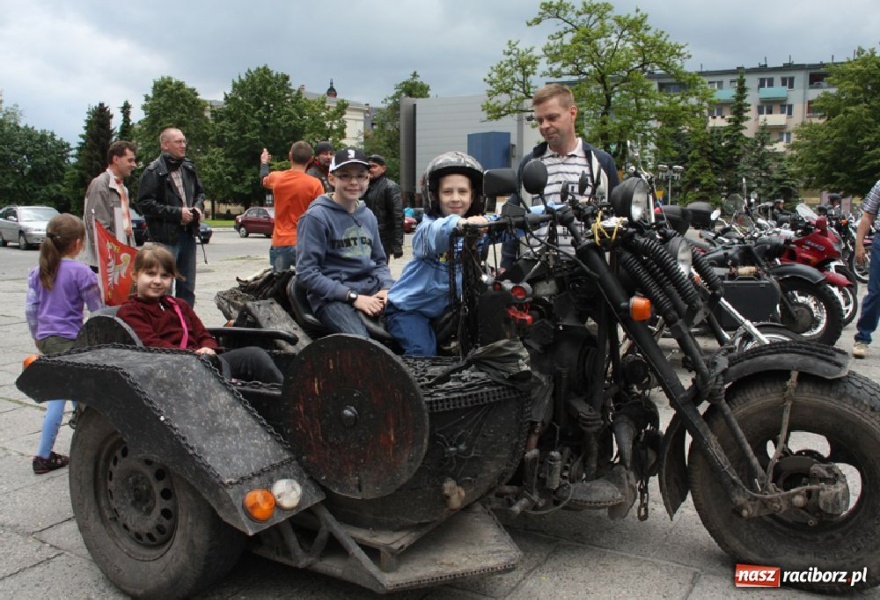 Zdjęcie w galerii na portalu naszraciborz.pl: Chopperem przez zaspy wiadomości z regionu