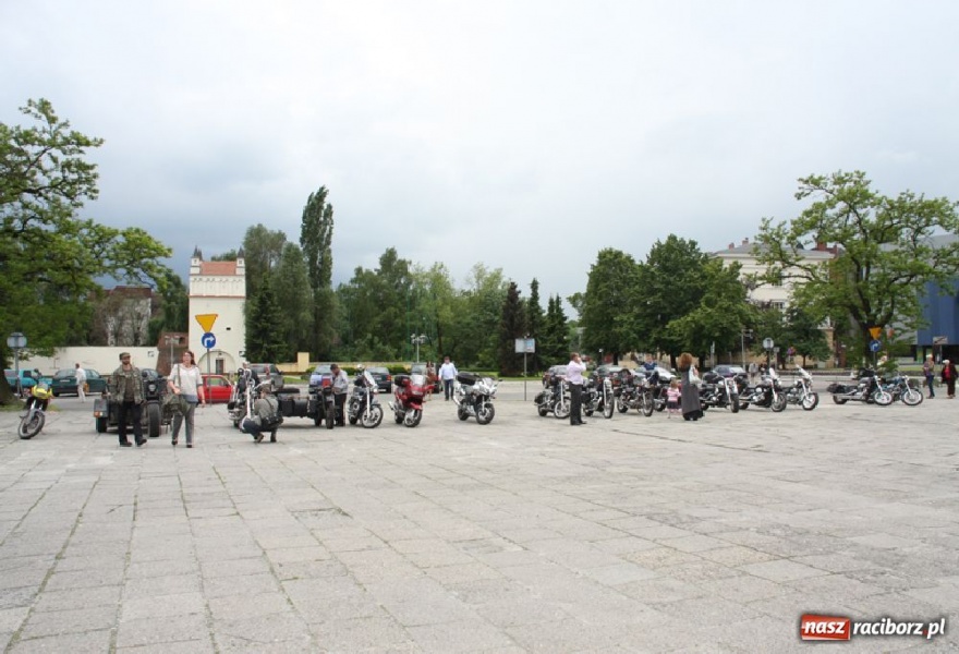 Zdjęcie w galerii na portalu naszraciborz.pl: Chopperem przez zaspy wiadomości z regionu