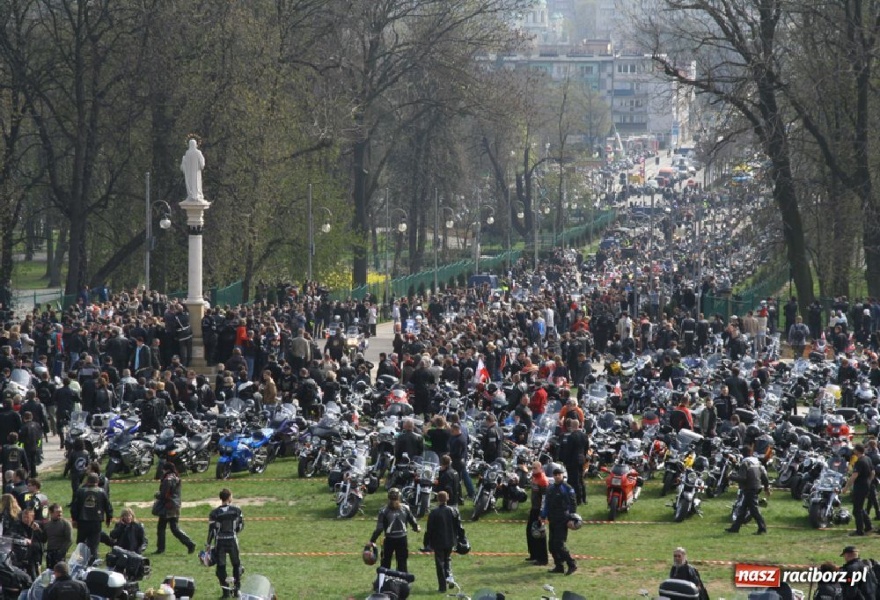 Zdjęcie w galerii na portalu naszraciborz.pl: Chopperem przez zaspy wiadomości z regionu