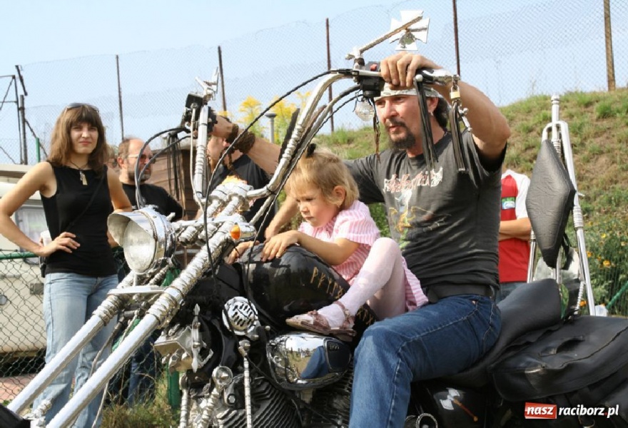 Zdjęcie w galerii na portalu naszraciborz.pl: Chopperem przez zaspy wiadomości z regionu