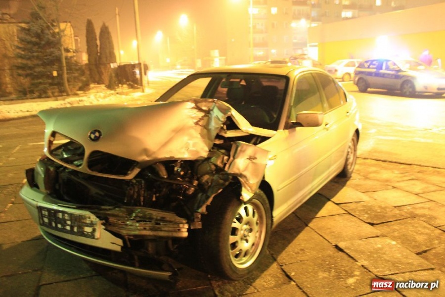 Zdjęcie w galerii na portalu naszraciborz.pl: Wyścigi na Siwonia? Rozbite dwa auta wiadomości z regionu
