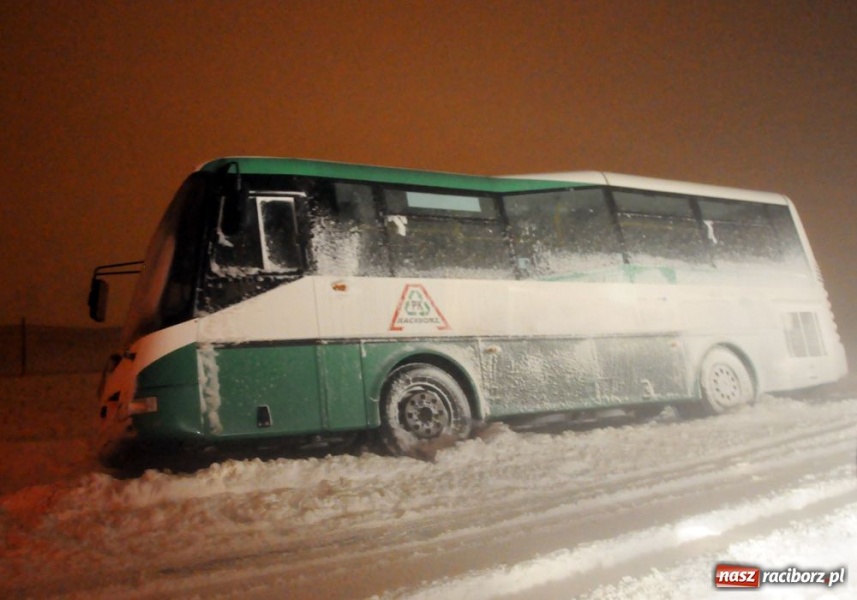 Zdjęcie w galerii na portalu naszraciborz.pl: Na drogach sajgon. Autobus w rowie.  wiadomości z regionu