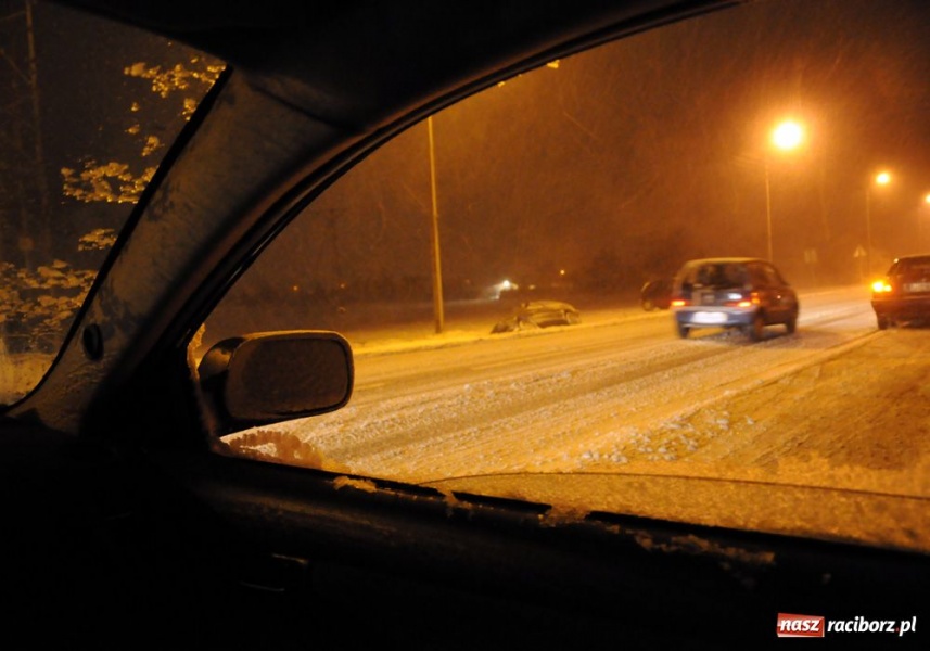 Zdjęcie w galerii na portalu naszraciborz.pl: Na drogach sajgon. Autobus w rowie.  wiadomości z regionu