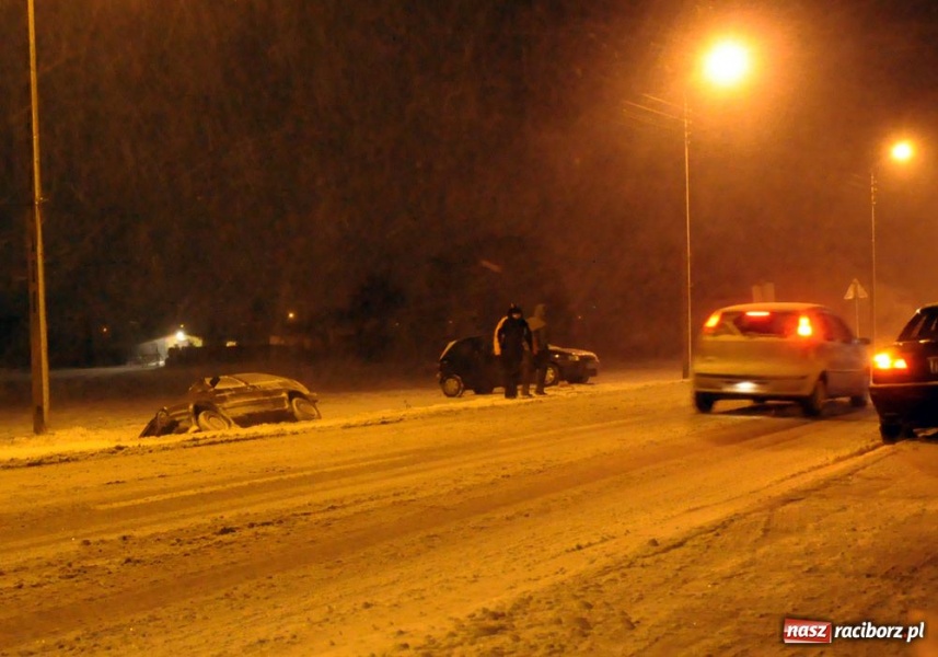 Zdjęcie w galerii na portalu naszraciborz.pl: Na drogach sajgon. Autobus w rowie.  wiadomości z regionu