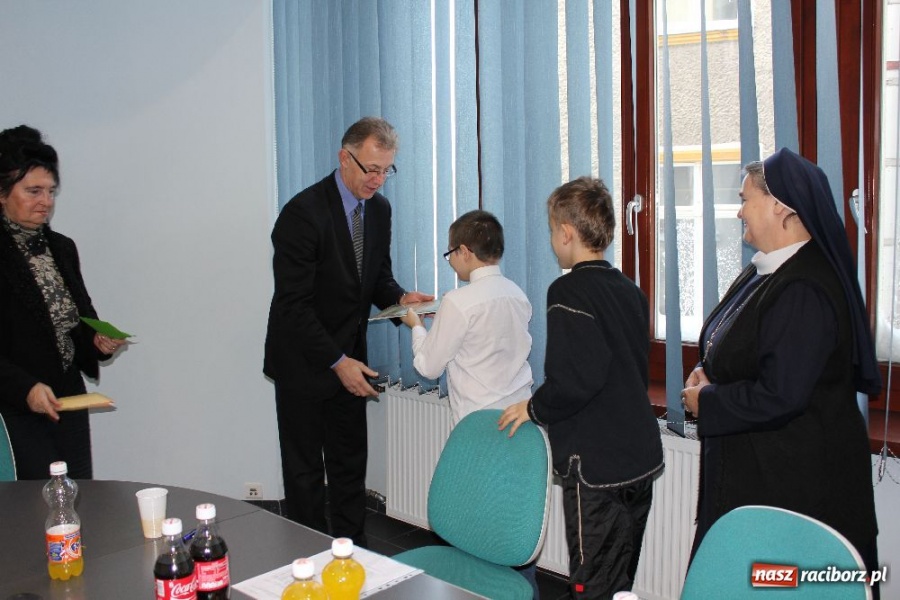 Zdjęcie w galerii na portalu naszraciborz.pl: Zbierali makulaturę, zostali nagrodzeni wiadomości z regionu