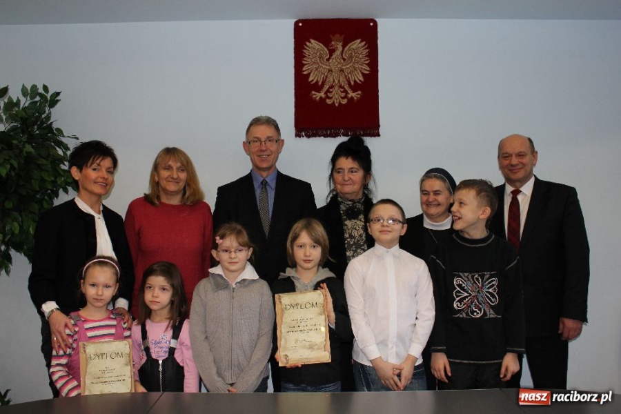 Zdjęcie w galerii na portalu naszraciborz.pl: Zbierali makulaturę, zostali nagrodzeni wiadomości z regionu