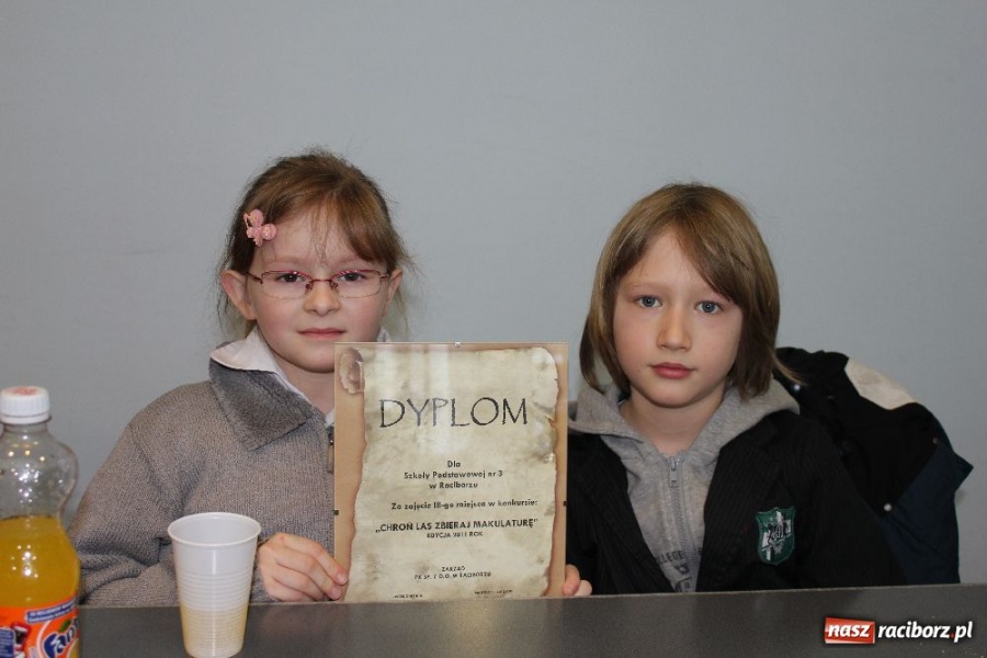 Zdjęcie w galerii na portalu naszraciborz.pl: Zbierali makulaturę, zostali nagrodzeni wiadomości z regionu