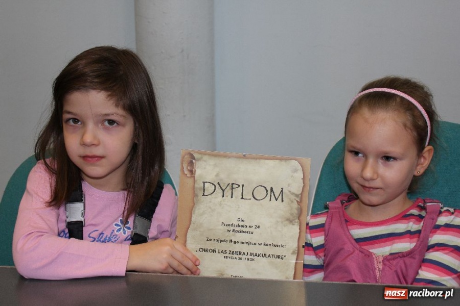 Zdjęcie w galerii na portalu naszraciborz.pl: Zbierali makulaturę, zostali nagrodzeni wiadomości z regionu