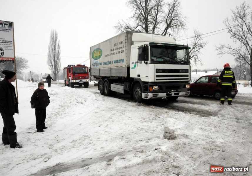 Zdjęcie w galerii na portalu naszraciborz.pl: Ciężarówka wjechała w... pomoc drogową wiadomości z regionu