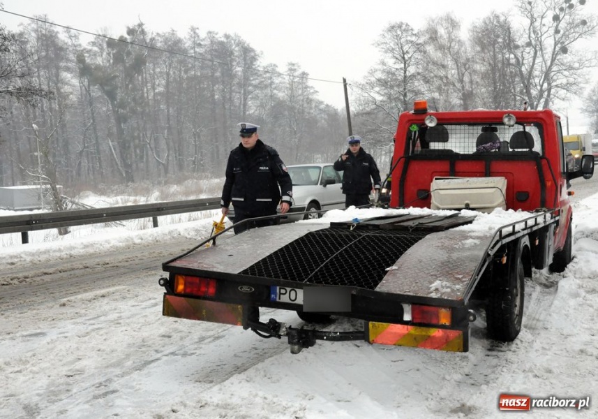 Zdjęcie w galerii na portalu naszraciborz.pl: Ciężarówka wjechała w... pomoc drogową wiadomości z regionu