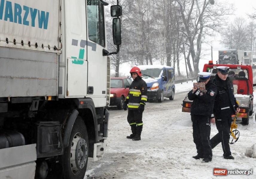 Zdjęcie w galerii na portalu naszraciborz.pl: Ciężarówka wjechała w... pomoc drogową wiadomości z regionu