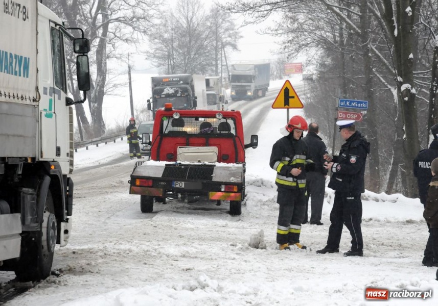 Zdjęcie w galerii na portalu naszraciborz.pl: Ciężarówka wjechała w... pomoc drogową wiadomości z regionu