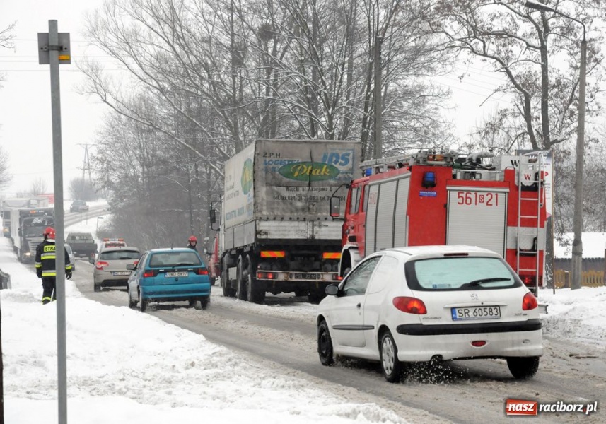 Zdjęcie w galerii na portalu naszraciborz.pl: Ciężarówka wjechała w... pomoc drogową wiadomości z regionu
