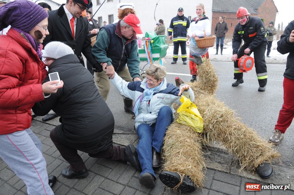 Zdjęcie w galerii na portalu naszraciborz.pl: W Samborowicach ostatki z misiem wiadomości z regionu