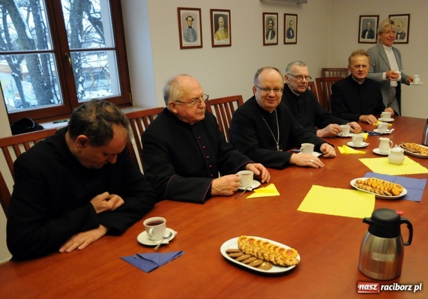 Zdjęcie w galerii na portalu naszraciborz.pl: Wizyta ordynariusza opolskiego na zamku  wiadomości z regionu