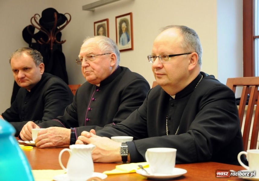 Zdjęcie w galerii na portalu naszraciborz.pl: Wizyta ordynariusza opolskiego na zamku  wiadomości z regionu