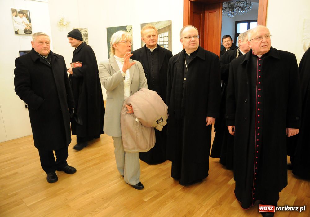 Zdjęcie w galerii na portalu naszraciborz.pl: Wizyta ordynariusza opolskiego na zamku  wiadomości z regionu