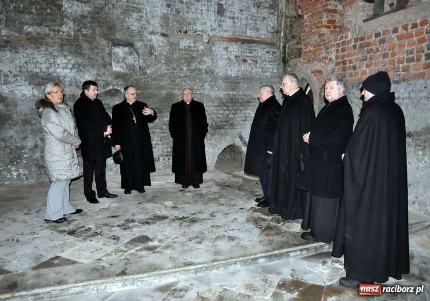 Zdjęcie w galerii na portalu naszraciborz.pl: Wizyta ordynariusza opolskiego na zamku  wiadomości z regionu