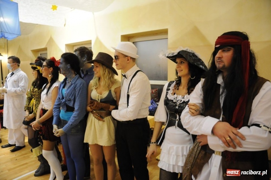 Zdjęcie w galerii na portalu naszraciborz.pl: Ksiądz proboszcz balował w sombrero wiadomości z regionu