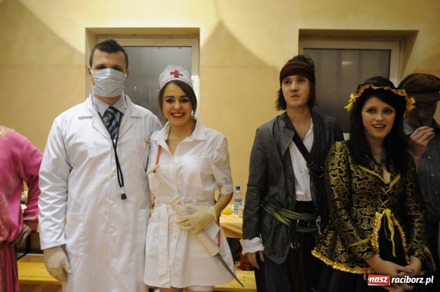 Zdjęcie w galerii na portalu naszraciborz.pl: Ksiądz proboszcz balował w sombrero wiadomości z regionu