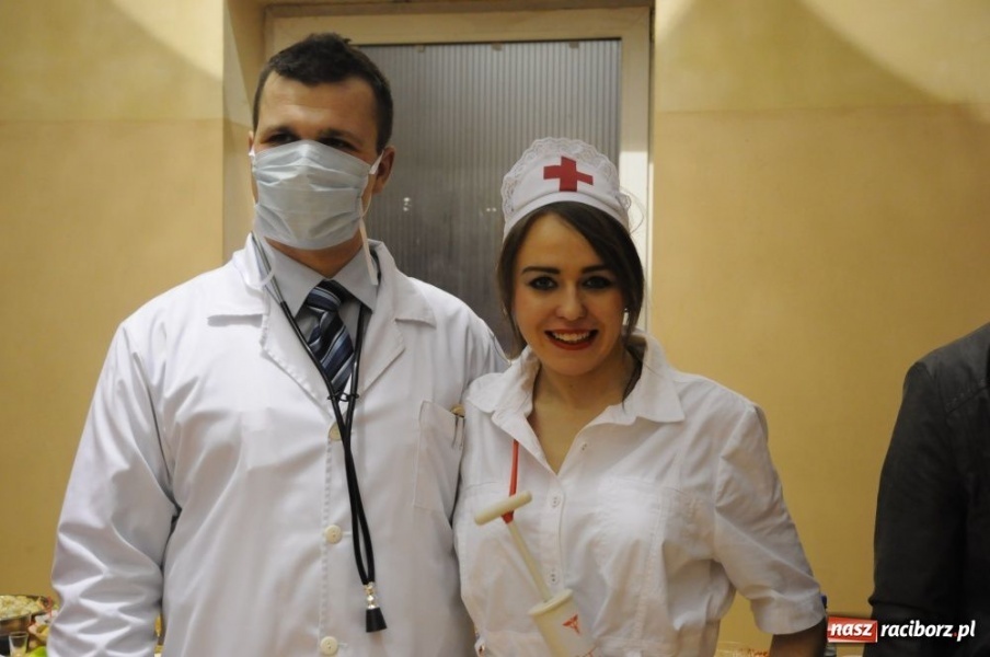 Zdjęcie w galerii na portalu naszraciborz.pl: Ksiądz proboszcz balował w sombrero wiadomości z regionu