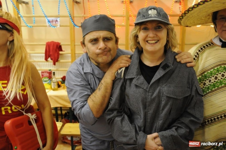 Zdjęcie w galerii na portalu naszraciborz.pl: Ksiądz proboszcz balował w sombrero wiadomości z regionu