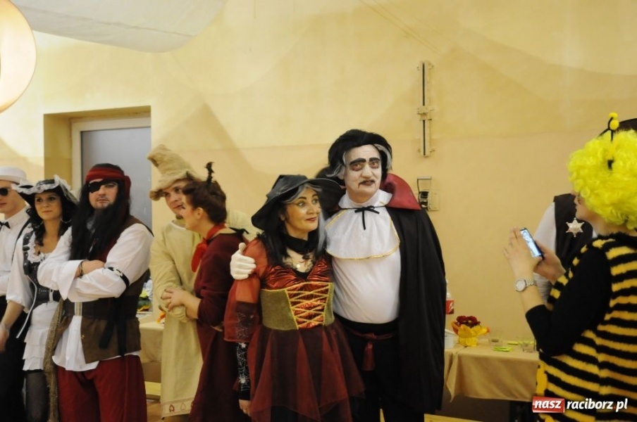 Zdjęcie w galerii na portalu naszraciborz.pl: Ksiądz proboszcz balował w sombrero wiadomości z regionu